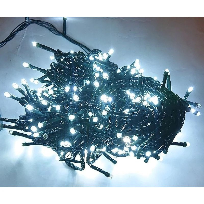 Lampki choinkowe LED na ciemnym przewodzie z zimnym białym światłem i efektem migotania