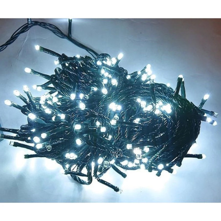 Lampki choinkowe LED na ciemnym przewodzie z zimnym białym światłem i efektem migotania