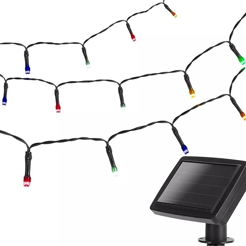Kolorowy łańcuch lampek solarnych z panelem słonecznym na zewnątrz na drzewie